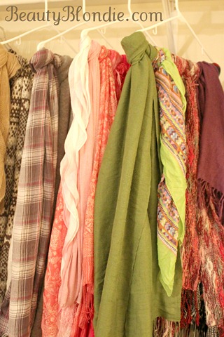This is an amazing way yo keep scarfs organized and keep your closet clean