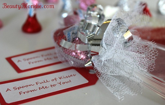 I love this Idea, A spoon full of kisses for a friend of a loved one!