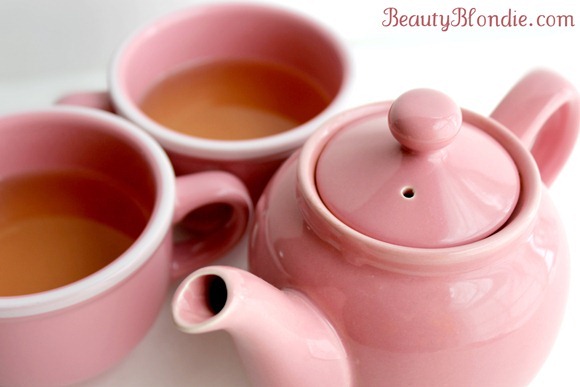 I love this pick tea pot and I love teea time! 
