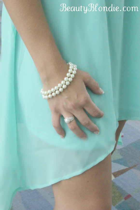 Adding simple jewelry to a mint dress, I love it! 